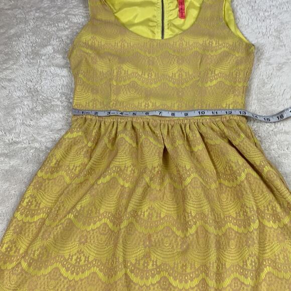 Eight Sixty lace overlay fit and flare dress, size small - Picture 8 of 11